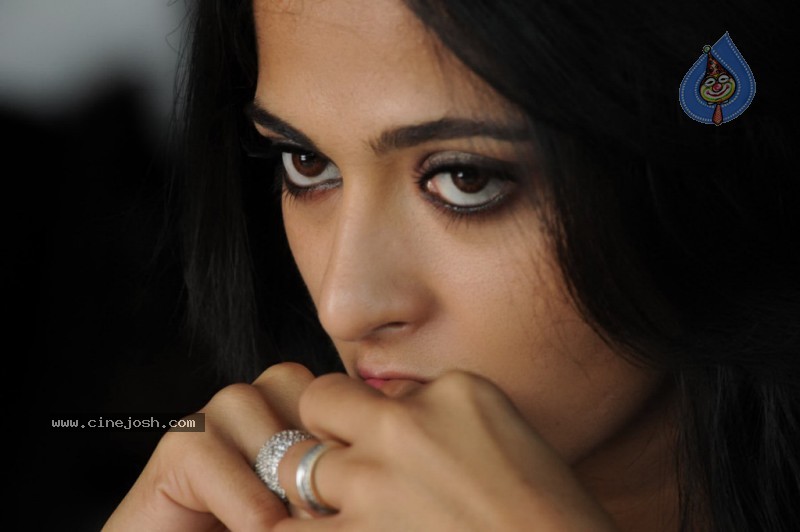 Anushka New Stills - 40 / 58 photos