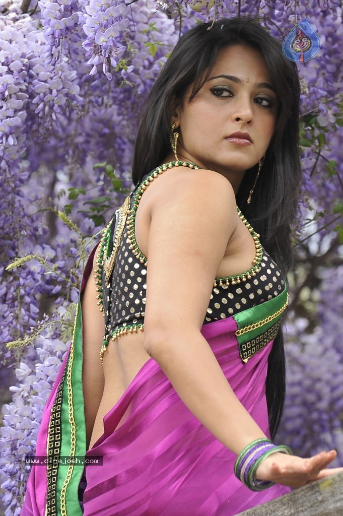 Anushka New Stills - 15 / 64 photos