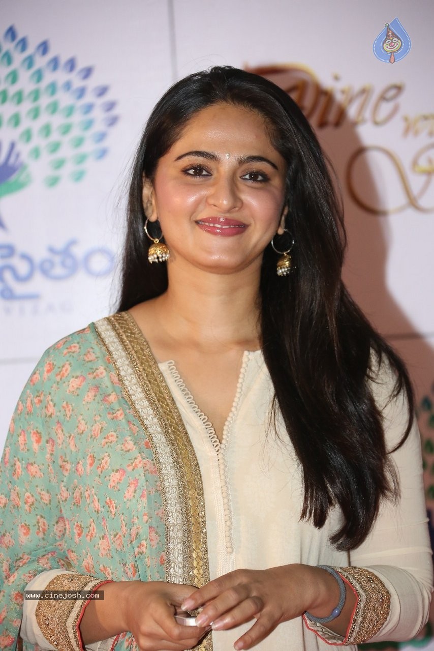 Anushka New Stills - 9 / 28 photos