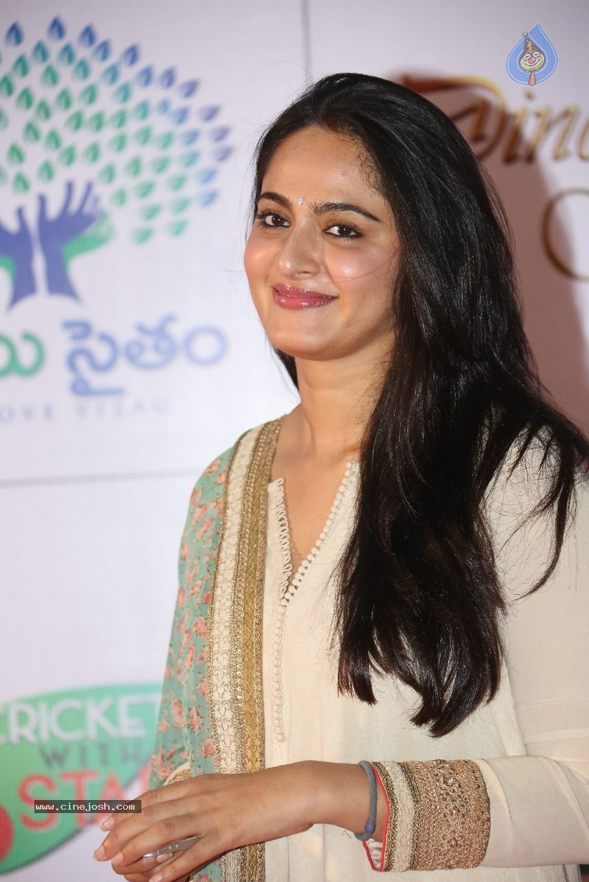 Anushka New Stills - 16 / 28 photos