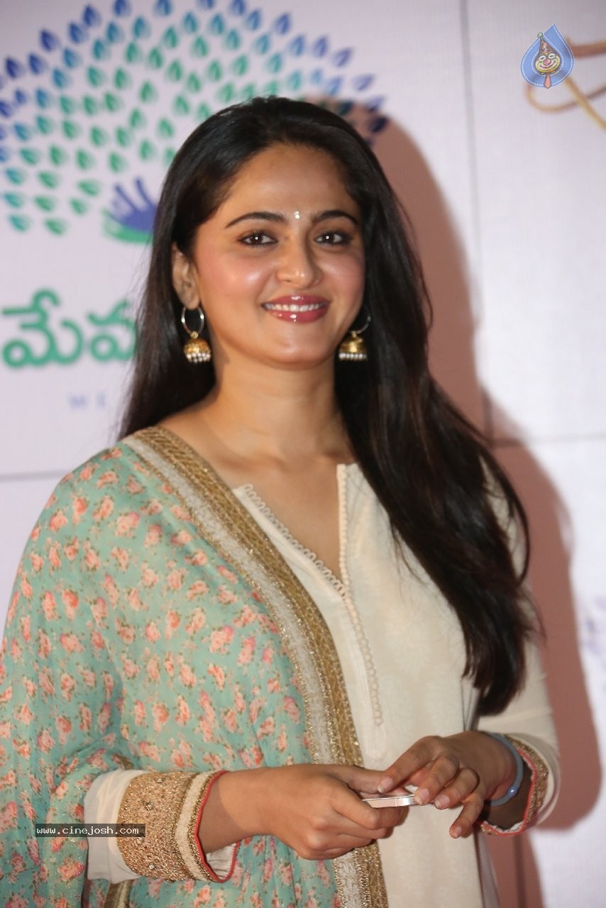 Anushka New Stills - 26 / 28 photos