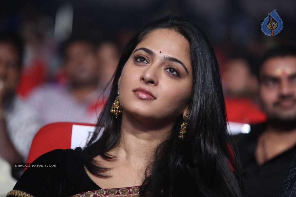 Anushka Stills - 101 / 109 photos