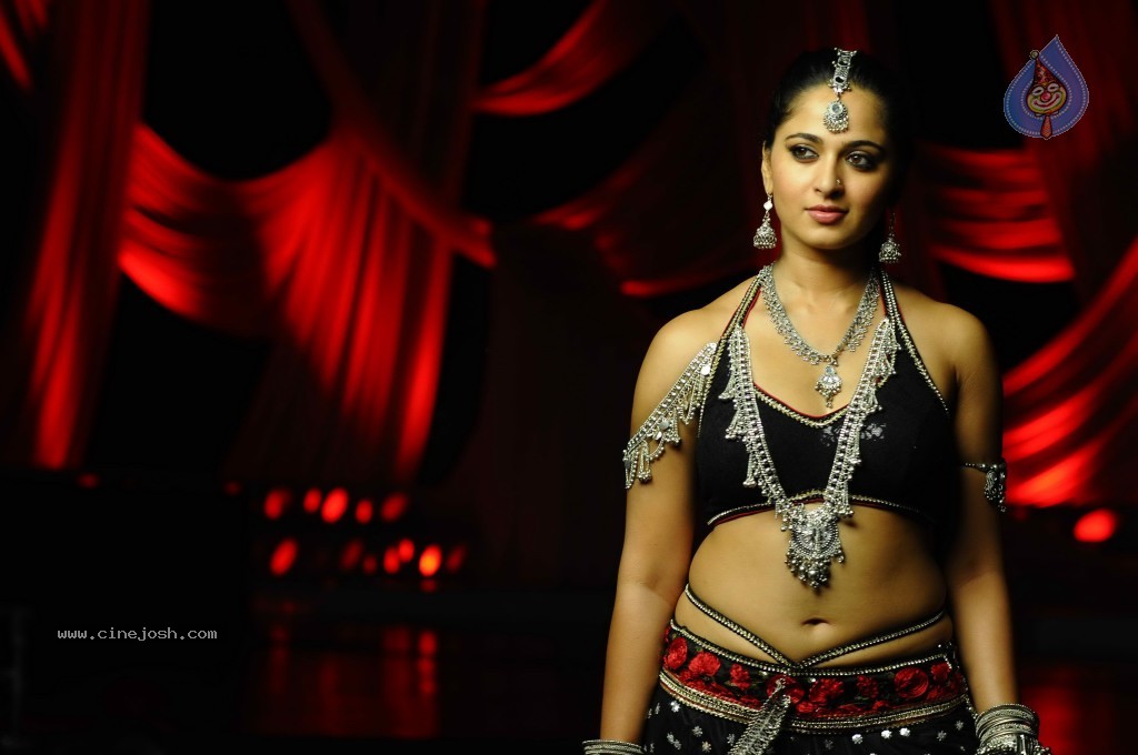 Anushka Stills in Dhamarukam - 26 / 36 photos