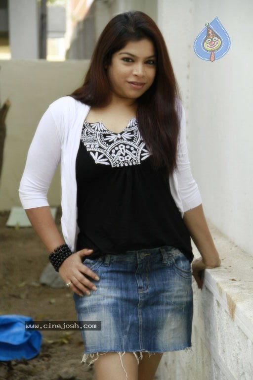 Aparna Hot Stills - 16 / 52 photos