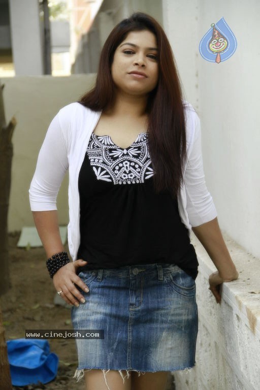 Aparna Hot Stills - 18 / 52 photos