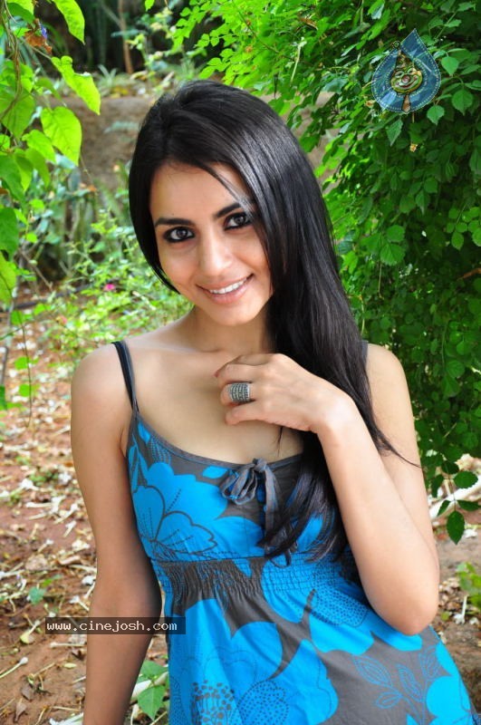 Aparna Sharma Hot Stills - 120 / 167 photos