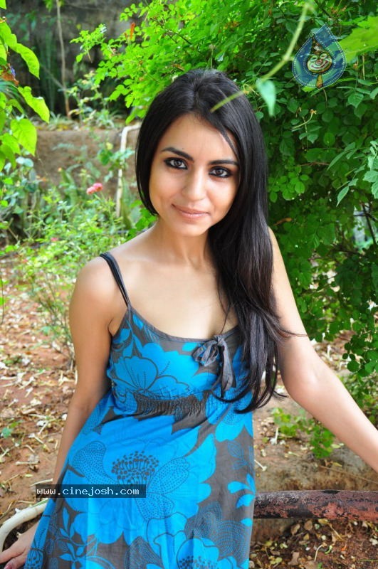 Aparna Sharma Hot Stills - 125 / 167 photos