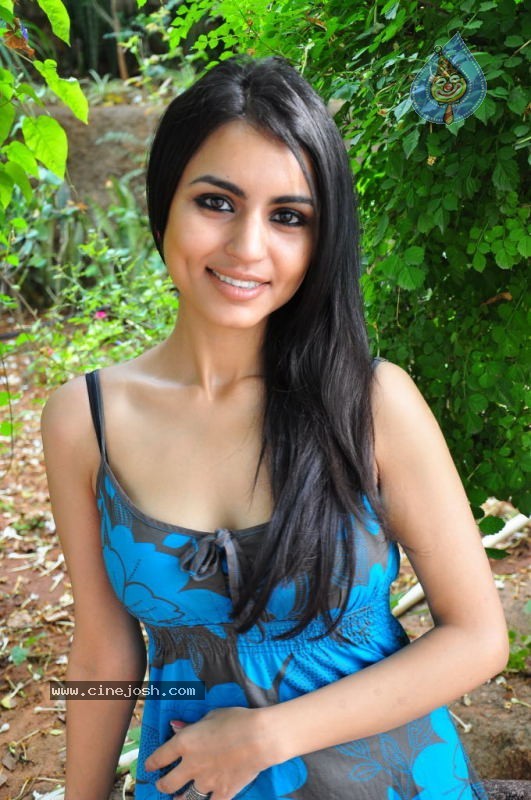 Aparna Sharma Hot Stills - 127 / 167 photos