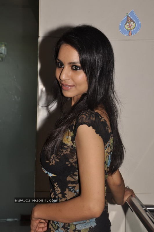 Aparna Sharma New Stills - 7 / 55 photos