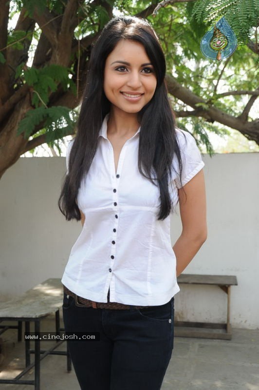 Aparna Sharma Stills - 8 / 56 photos