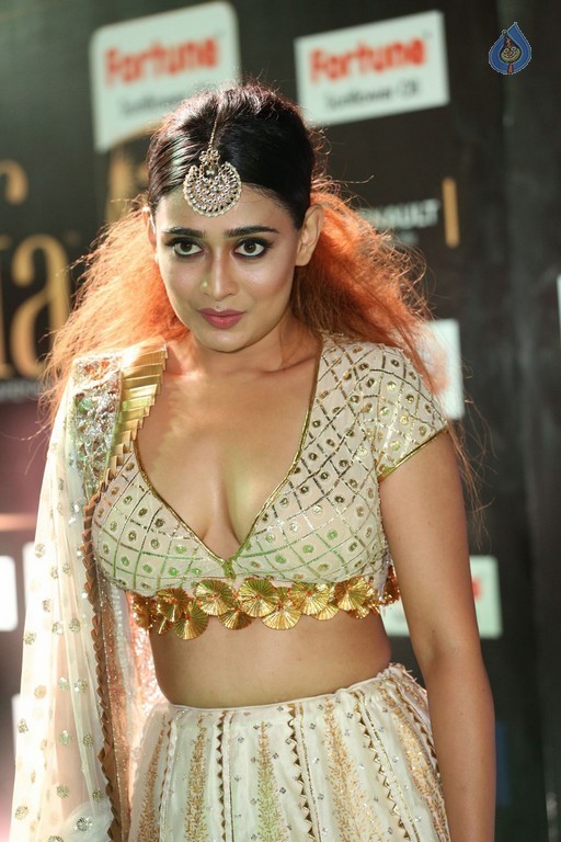 Apoorva at IIFA 2017 - 31 / 42 photos