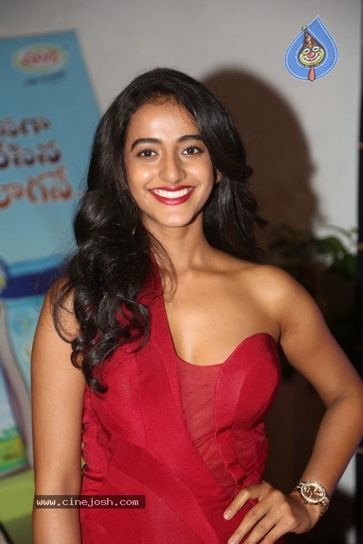 Apoorva At Zee Apsara Awards - 7 / 9 photos