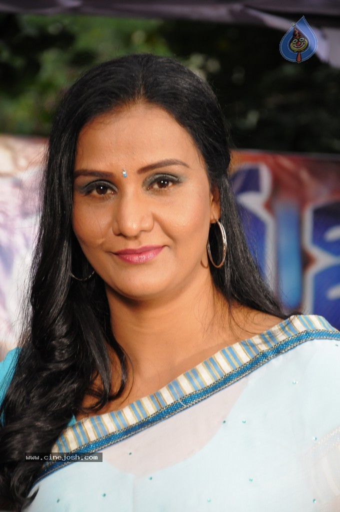 Apoorva New Stills - 17 / 18 photos