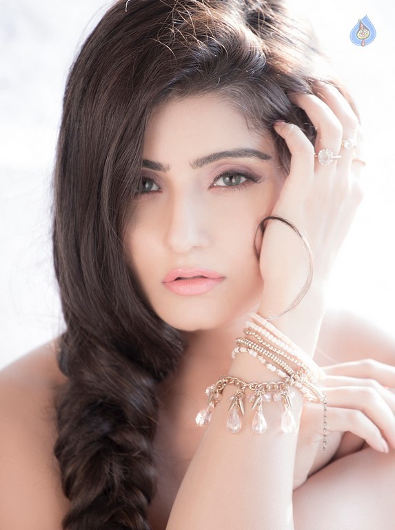 Aqsa Bhatt Photo Shoot - 12 / 31 photos