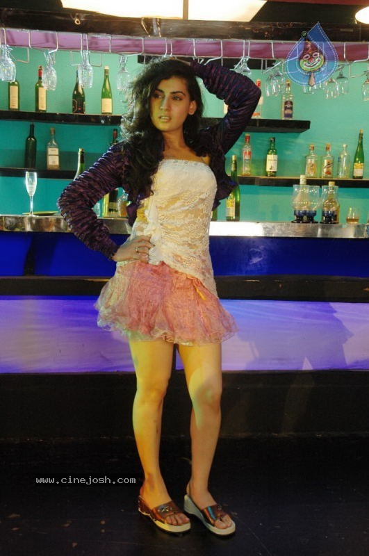 Archana Hot Stills - 29 / 59 photos