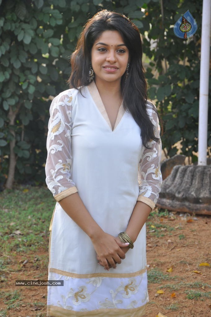 Archana Kavi Stills - 16 / 75 photos