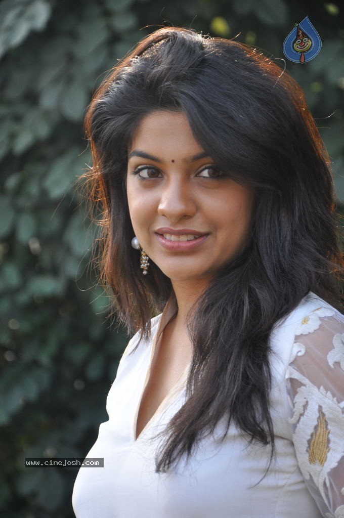 Archana Kavi Stills - 30 / 75 photos