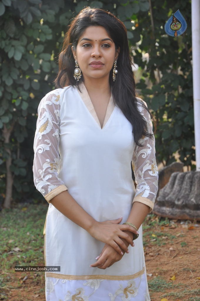 Archana Kavi Stills - 64 / 75 photos