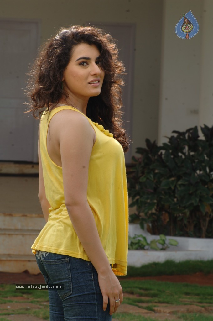 Archana New Stills - 33 / 81 photos