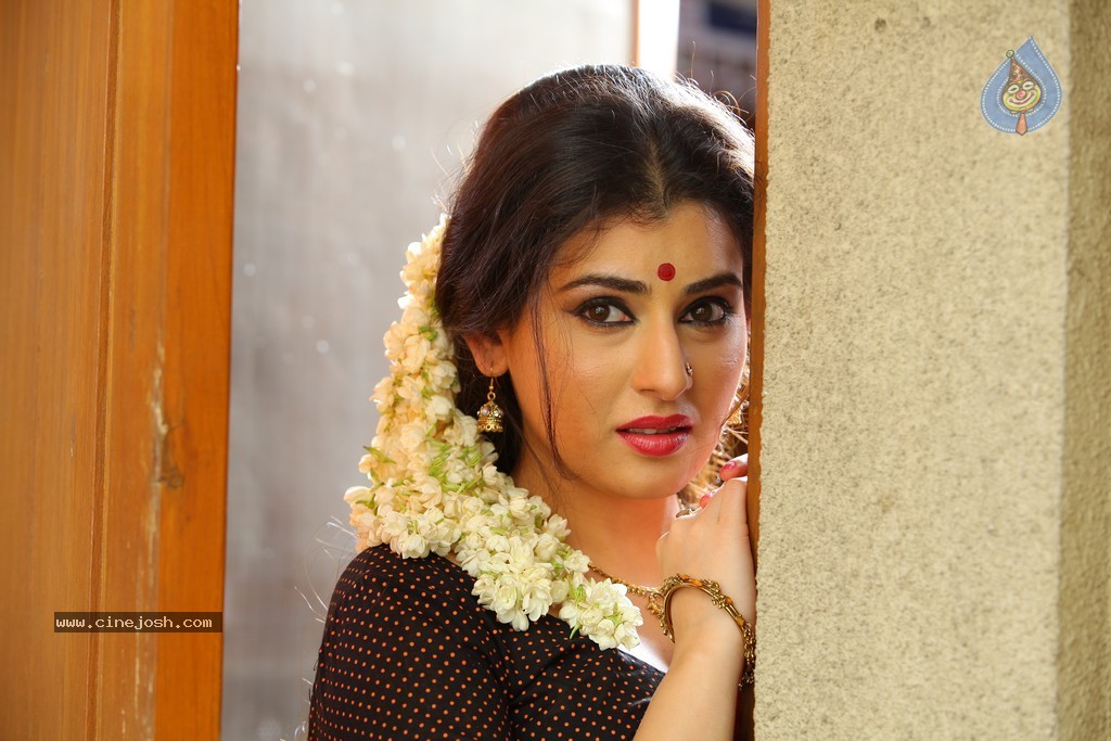 Archana Pics - 20 / 38 photos