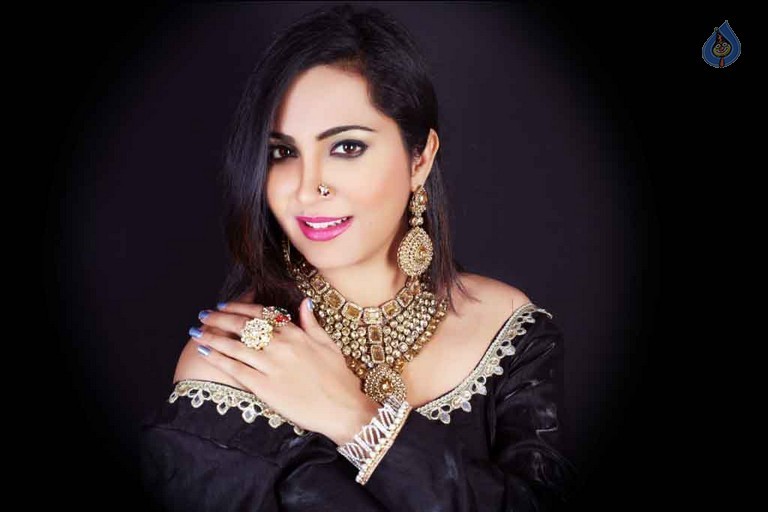 Arshi Khan New Photos - 4 / 14 photos