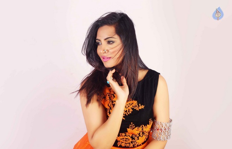 Arshi Khan New Photos - 5 / 14 photos