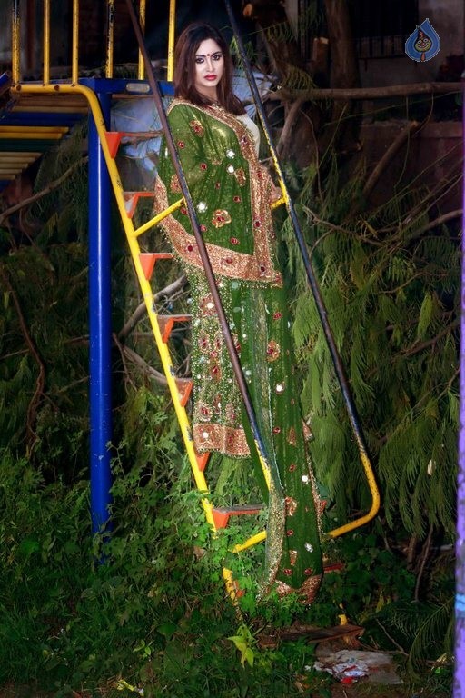 Arshi Khan New Photos - 6 / 21 photos