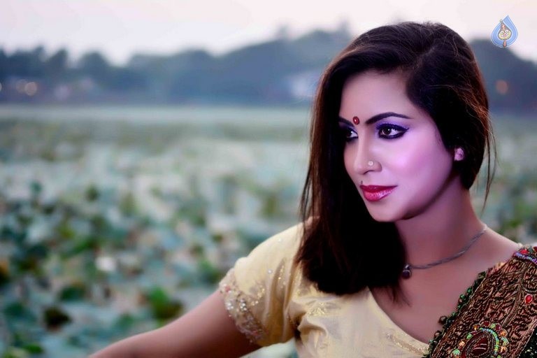 Arshi Khan New Photos - 10 / 21 photos