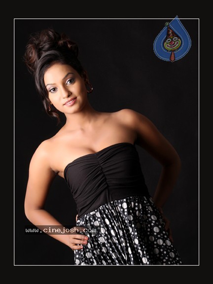 Arshia Stills - 9 / 33 photos