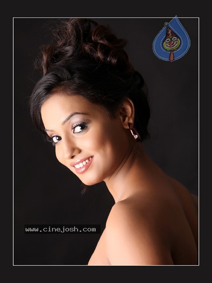 Arshia Stills - 28 / 33 photos