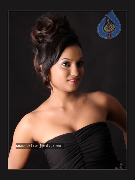 Arshia Stills - 32 / 33 photos