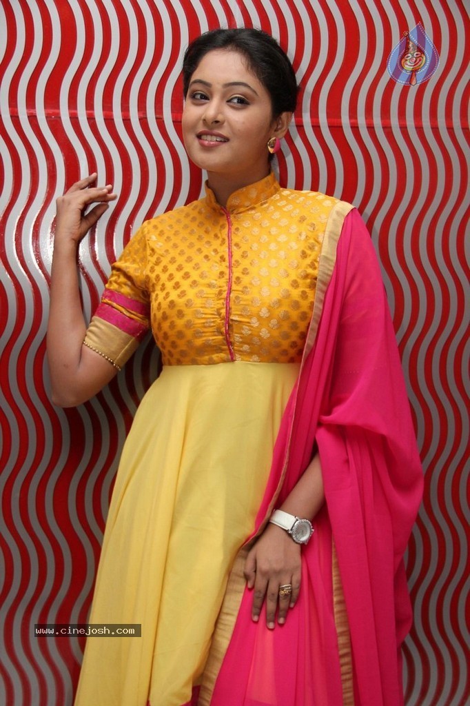 Arundhati New Stills - 10 / 37 photos