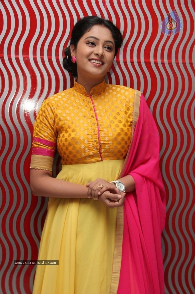 Arundhati New Stills - 13 / 37 photos