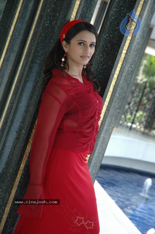 Arya Menon  Stills - 20 / 42 photos