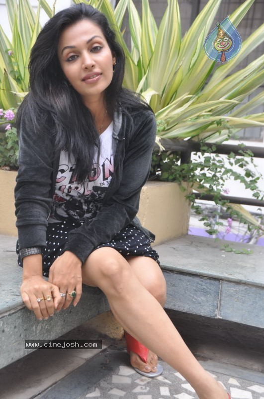 Asha Saini New Stills - 15 / 78 photos