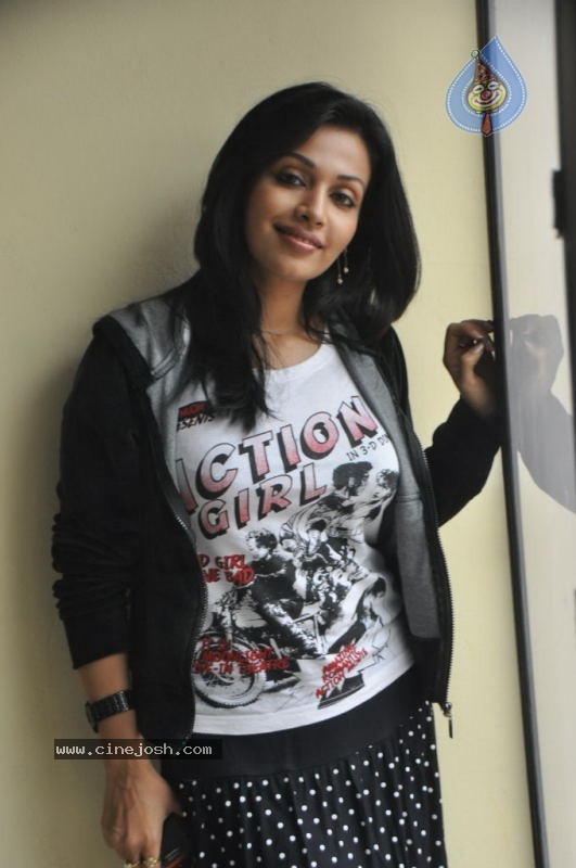 Asha Saini New Stills - 27 / 78 photos