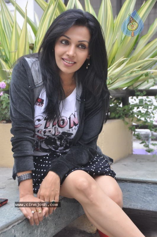 Asha Saini New Stills - 49 / 78 photos