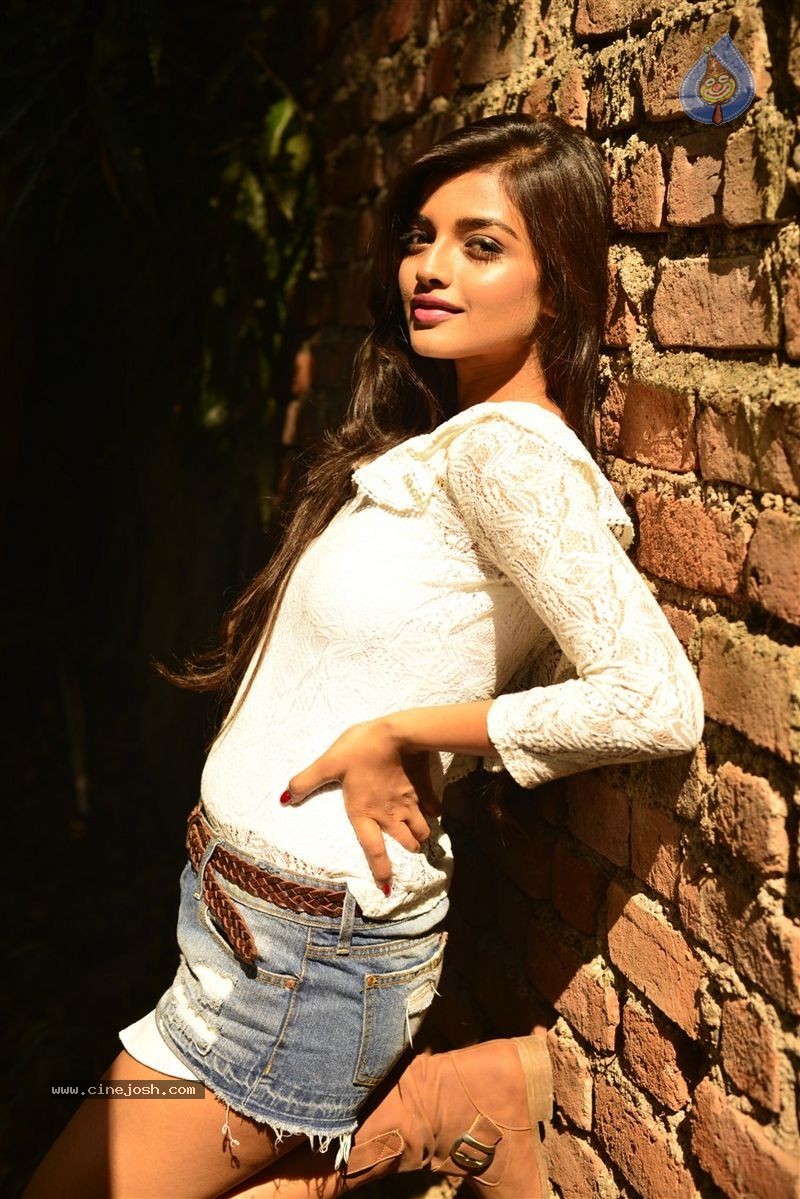 Ashna Zaveri Photo Shoot - 6 / 83 photos