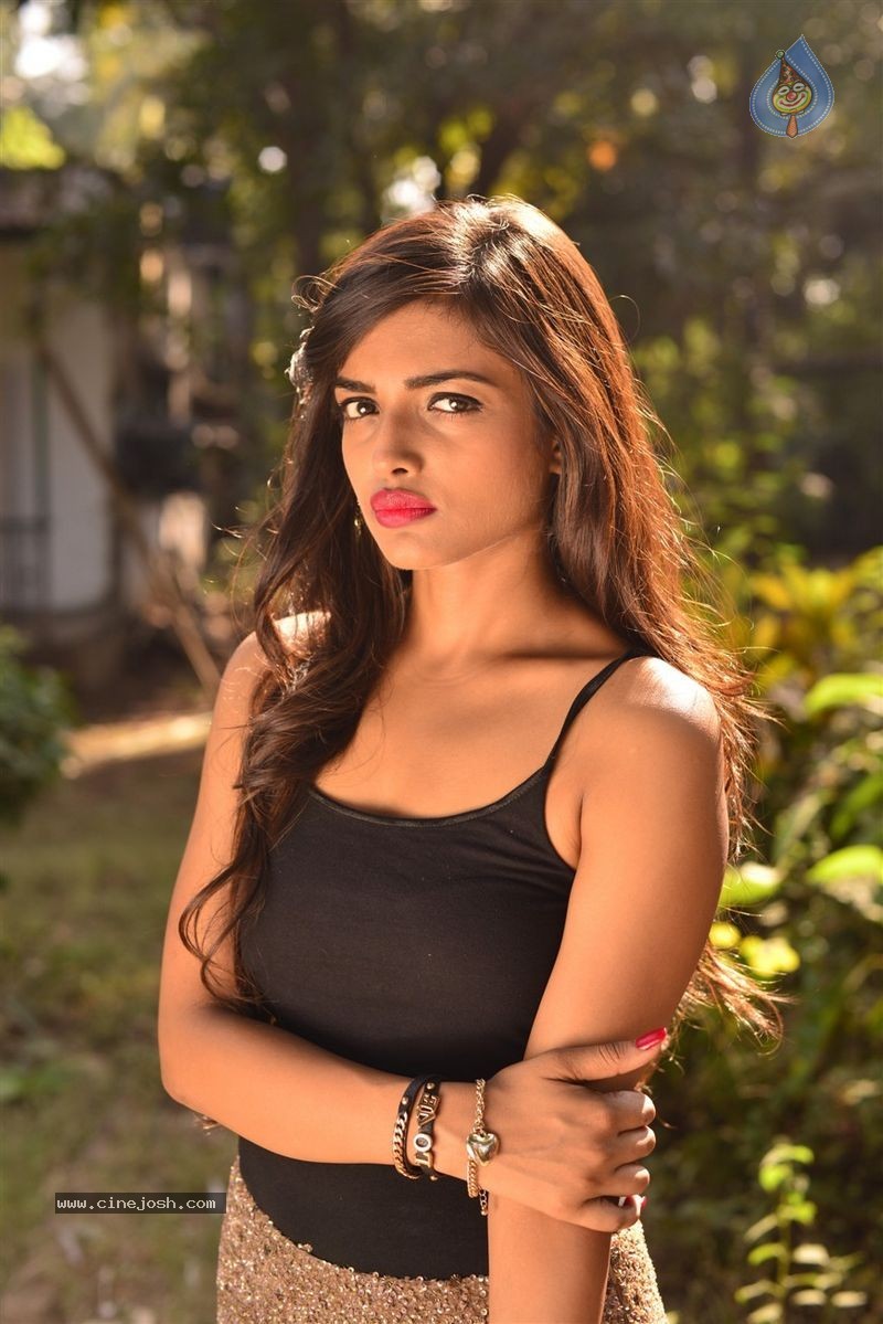 Ashna Zaveri Photo Shoot - 8 / 83 photos