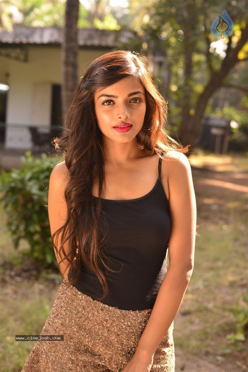 Ashna Zaveri Photo Shoot - 23 / 83 photos
