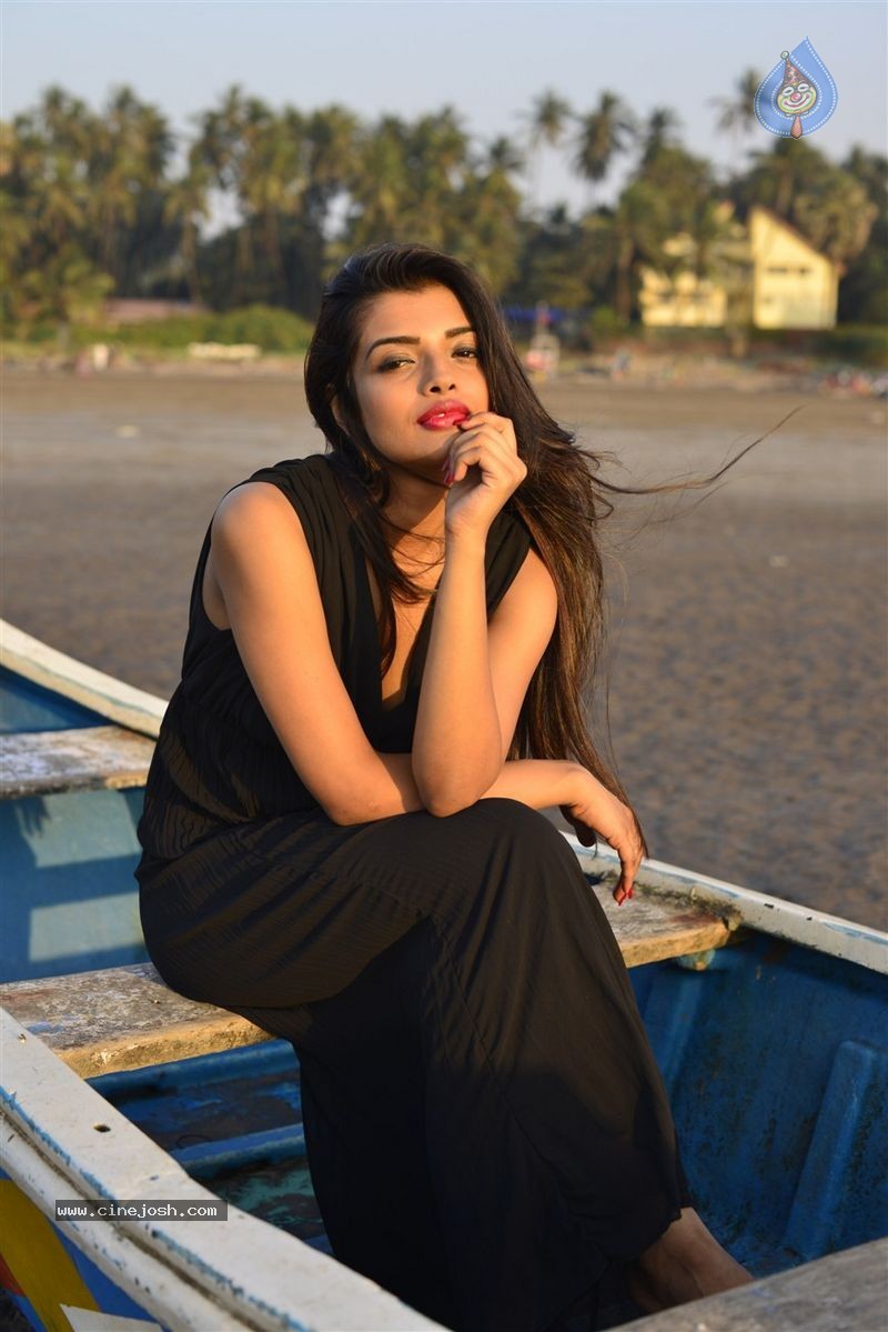 Ashna Zaveri Photo Shoot - 28 / 83 photos