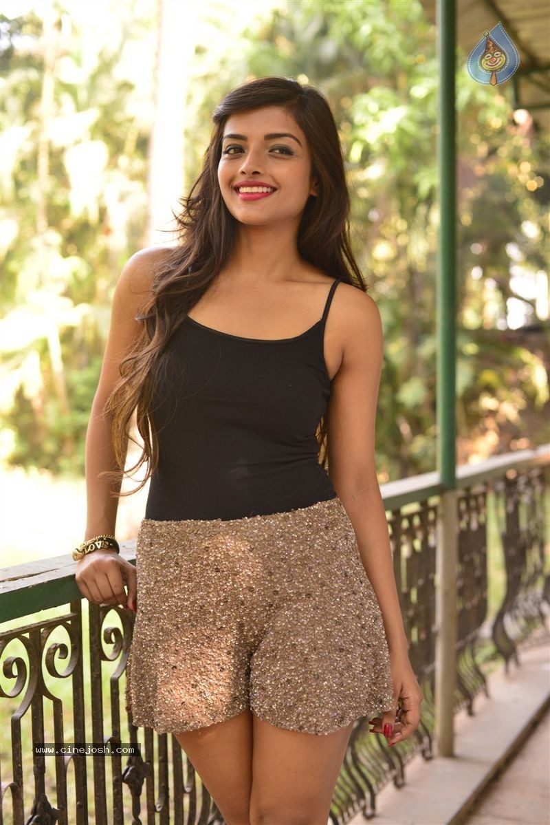 Ashna Zaveri Photo Shoot - 29 / 83 photos