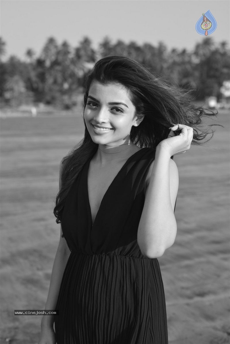 Ashna Zaveri Photo Shoot - 36 / 83 photos