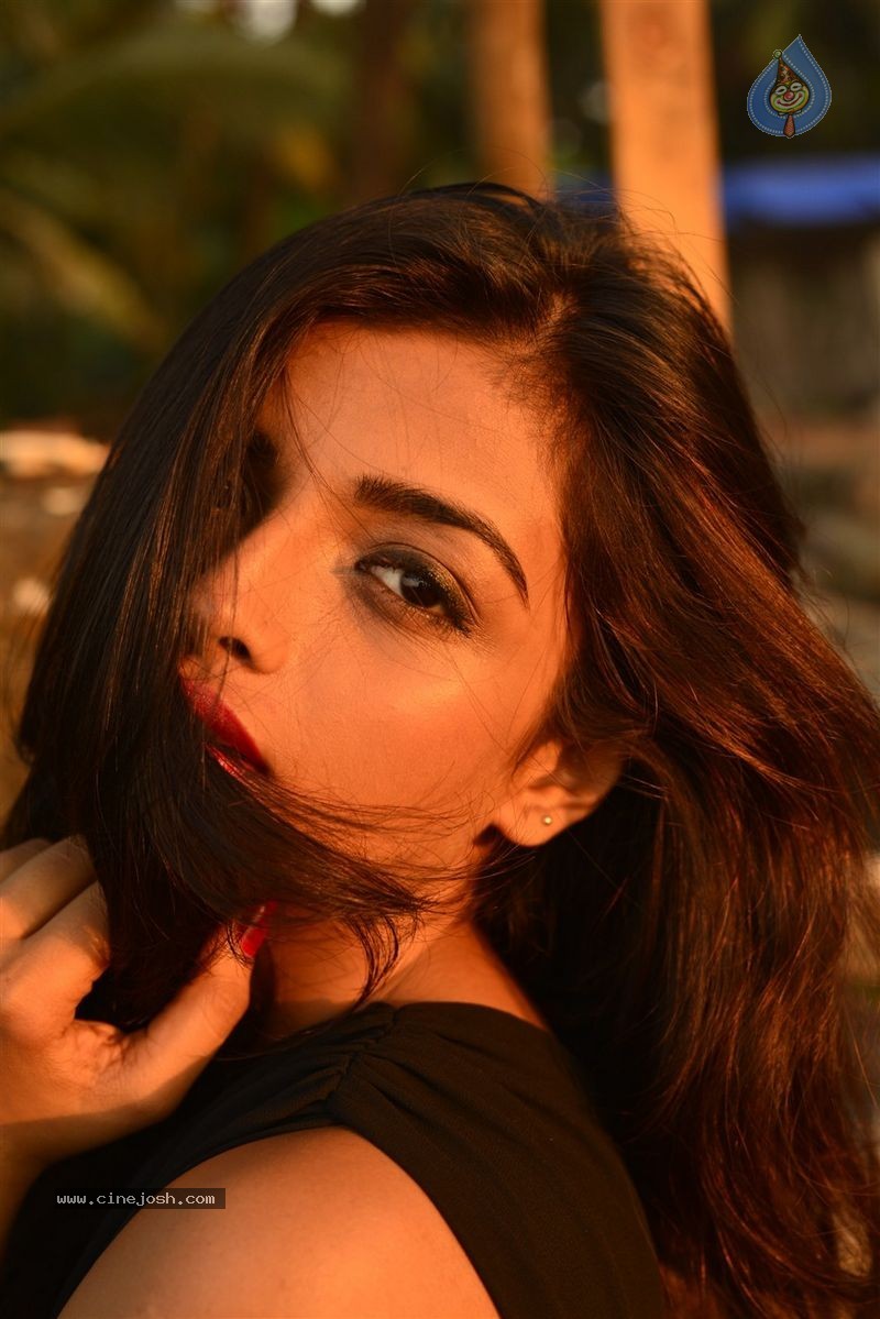 Ashna Zaveri Photo Shoot - 47 / 83 photos