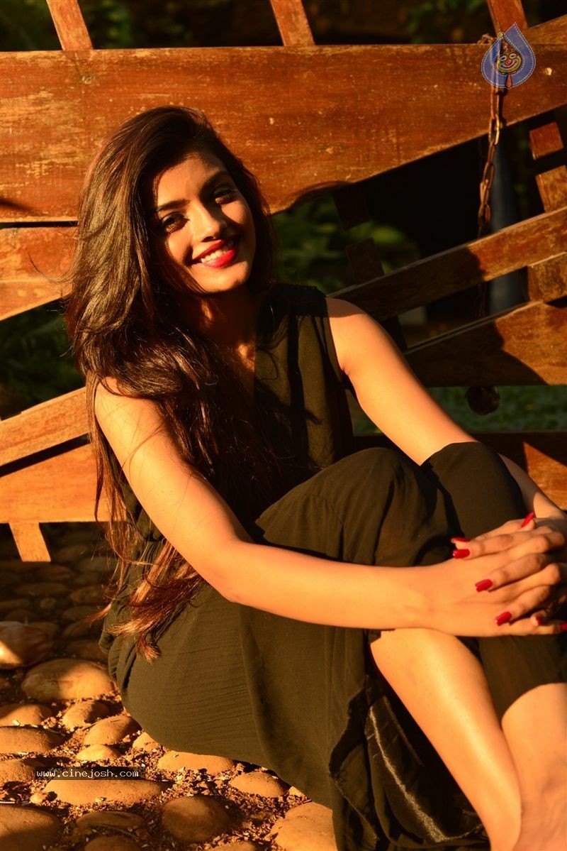 Ashna Zaveri Photo Shoot - 49 / 83 photos