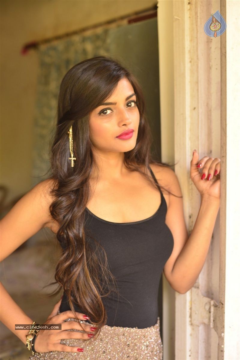 Ashna Zaveri Photo Shoot - 56 / 83 photos