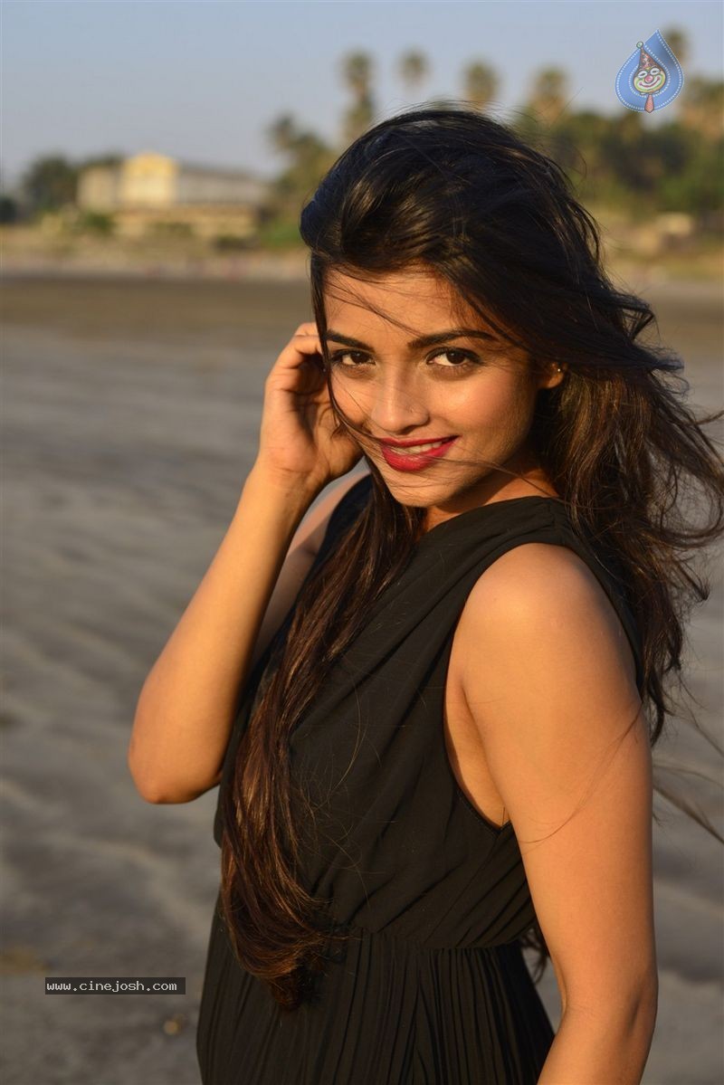 Ashna Zaveri Photo Shoot - 58 / 83 photos