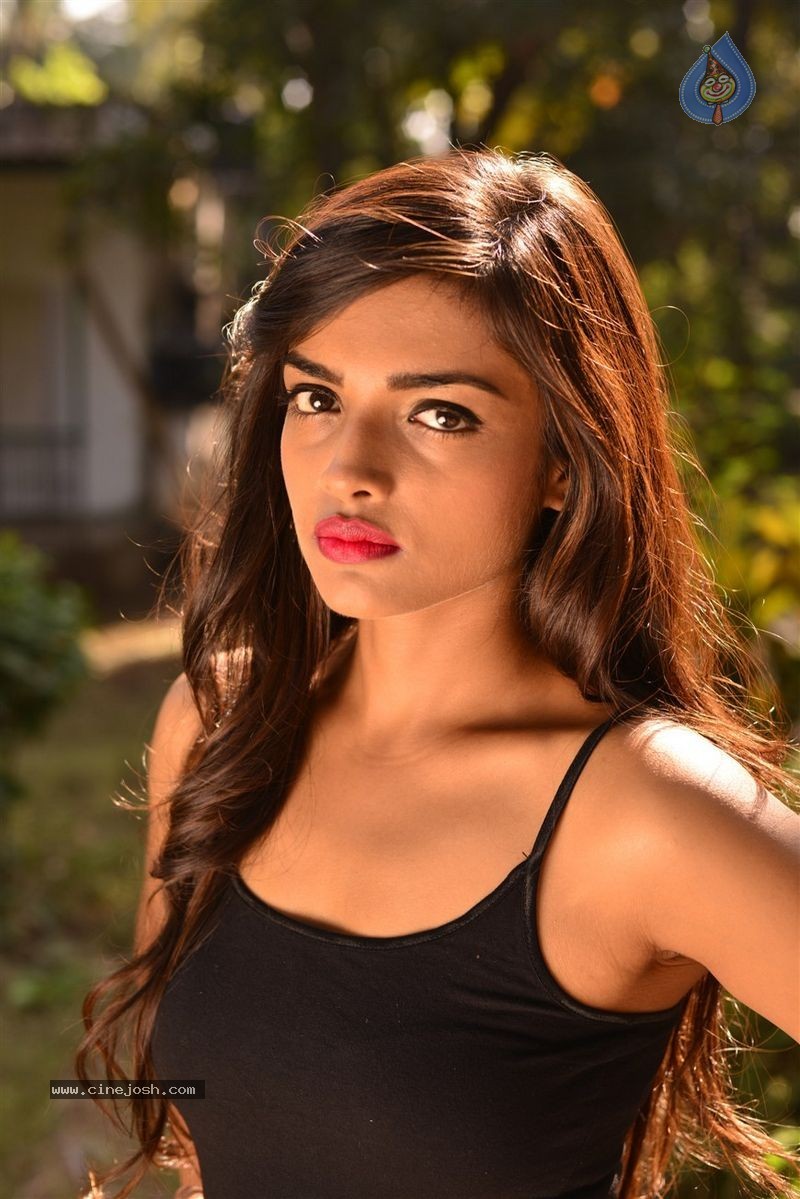 Ashna Zaveri Photo Shoot - 73 / 83 photos