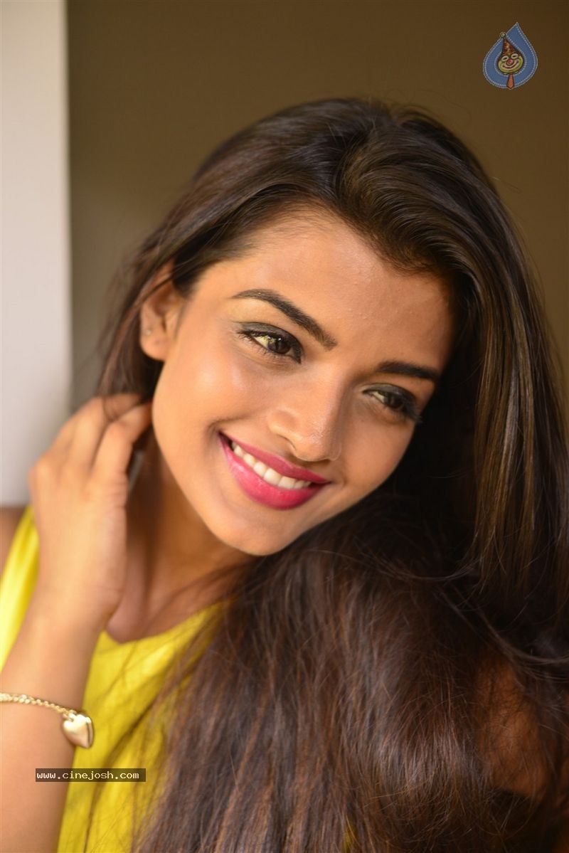 Ashna Zaveri Photo Shoot - 77 / 83 photos