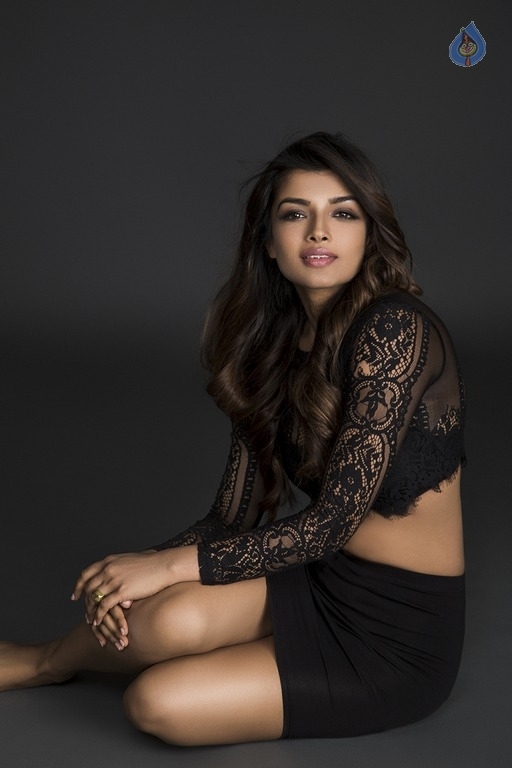 Ashna Zaveri Photo Shoot Images - 21 / 29 photos